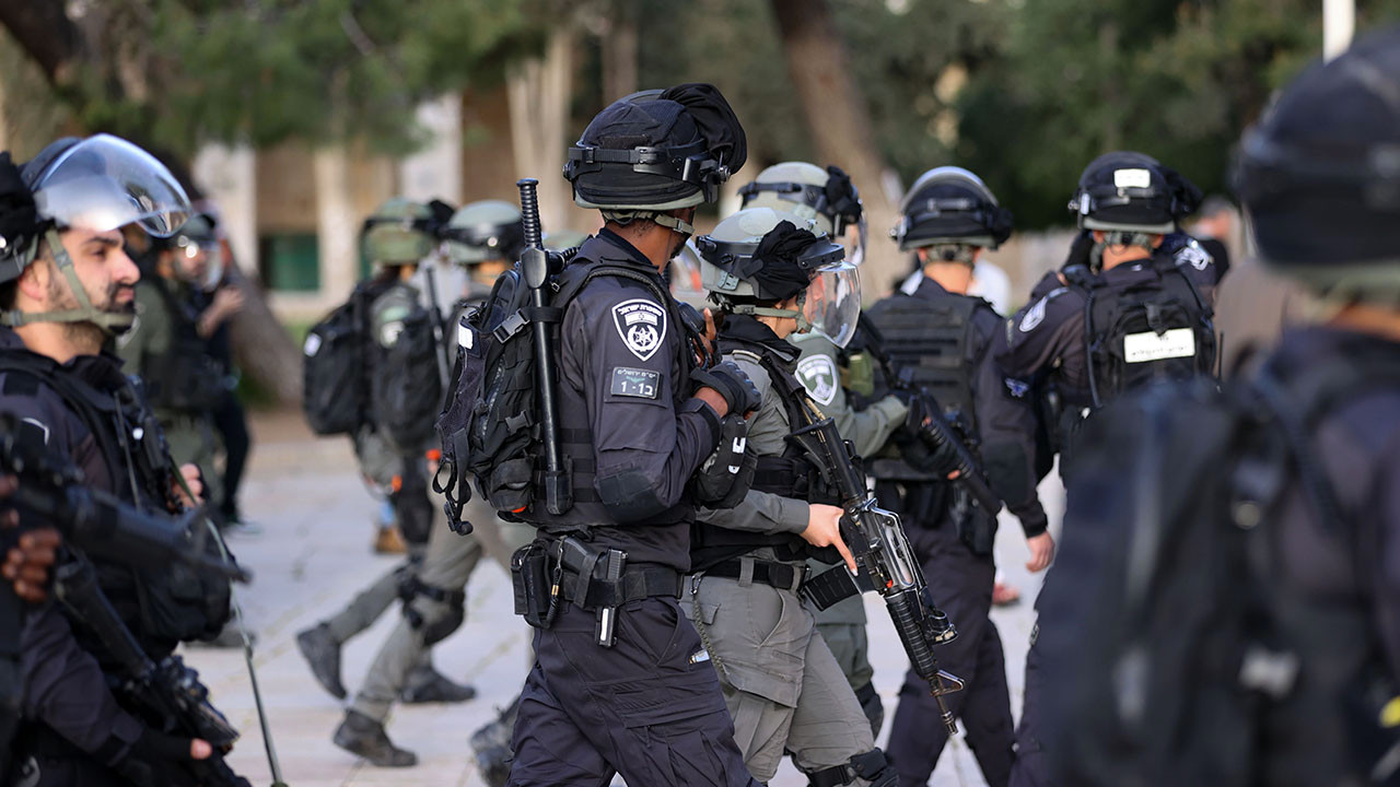 İsrail polisinden Mescid-i Aksa'ya bir baskın daha! Fanatik Yahudi yerleşimciler de oradaydı