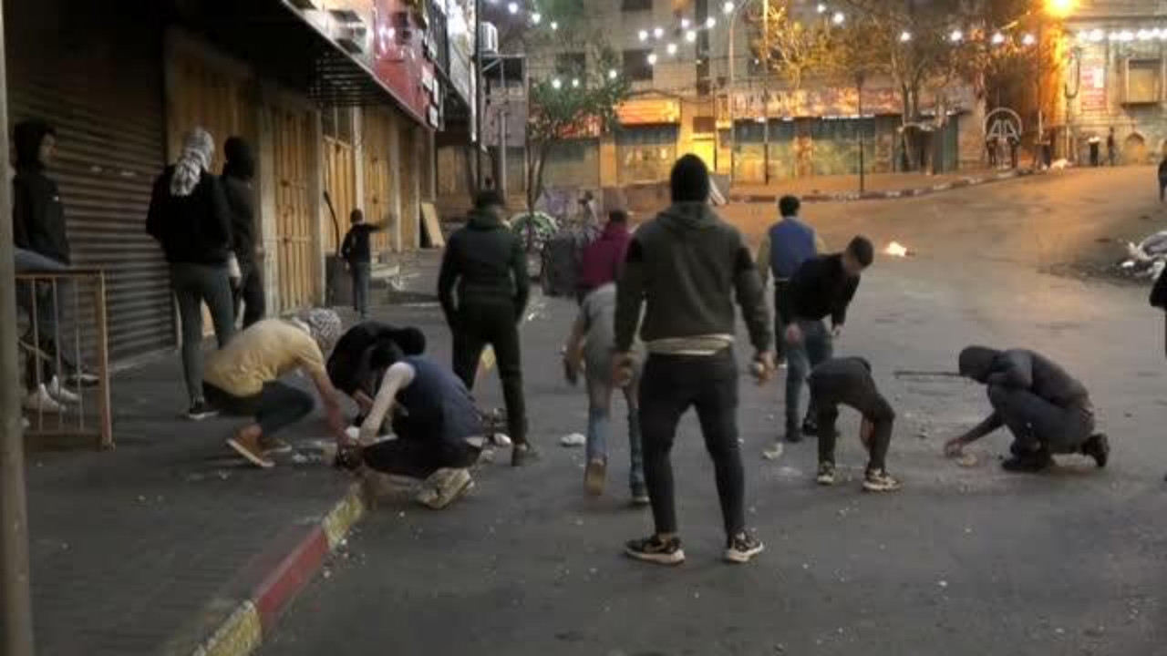 Batı Şeria'da İsrail güçleri ile Filistinliler arasında gerginlik: Ses ve gaz bombası atıldı!