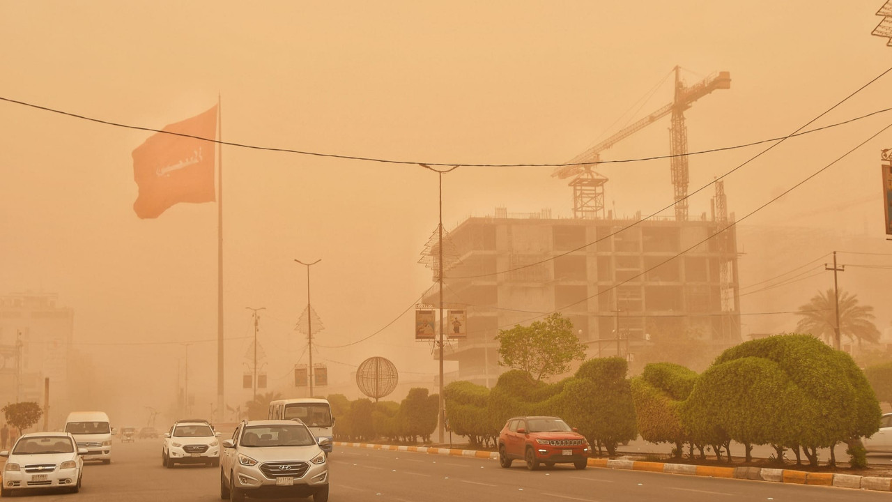 Irak'ta peş peşe kum fırtınaları: Bu kez de Necef sarıya büründü!