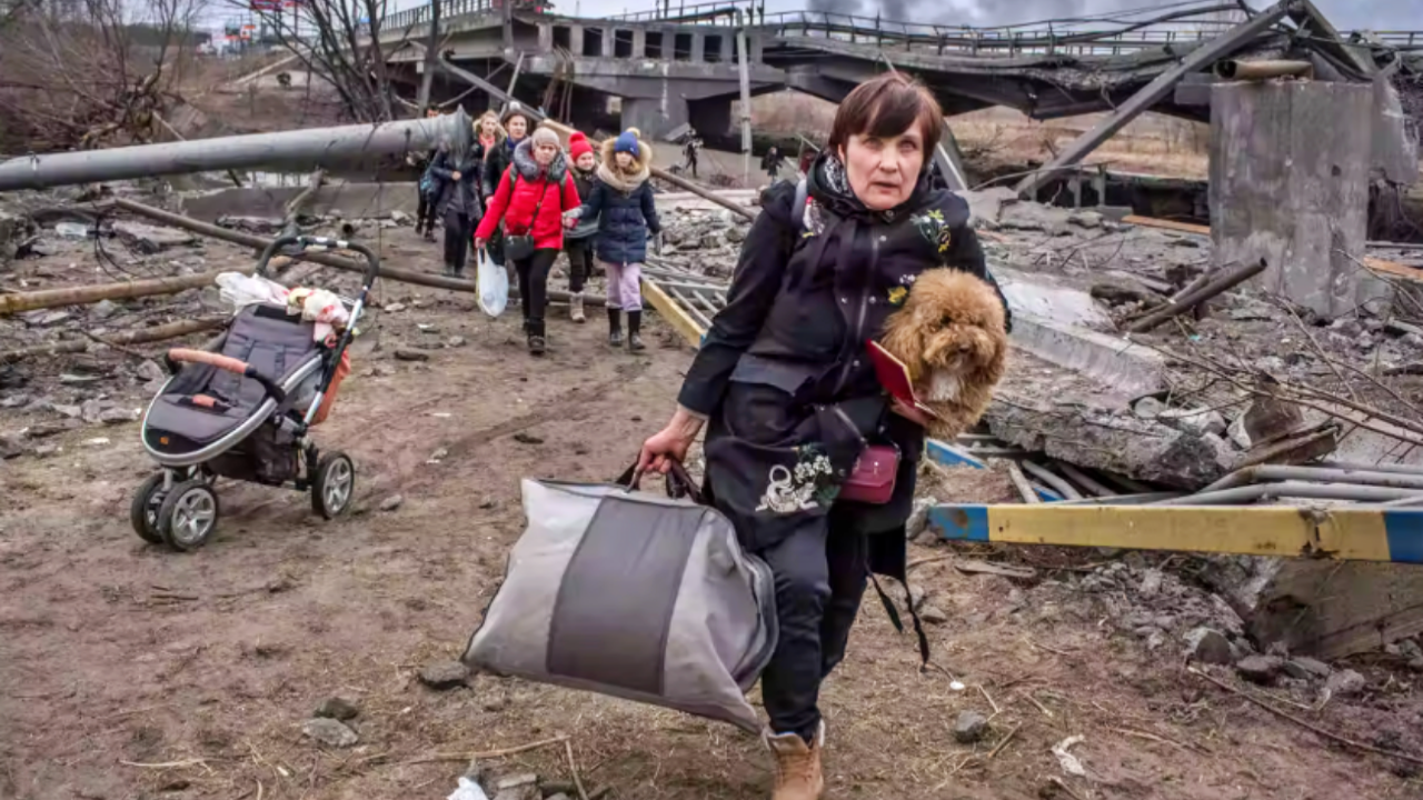 Rus ordusunun kuşattığı Mariupol'den tahliyeler zor koşullarda sürüyor