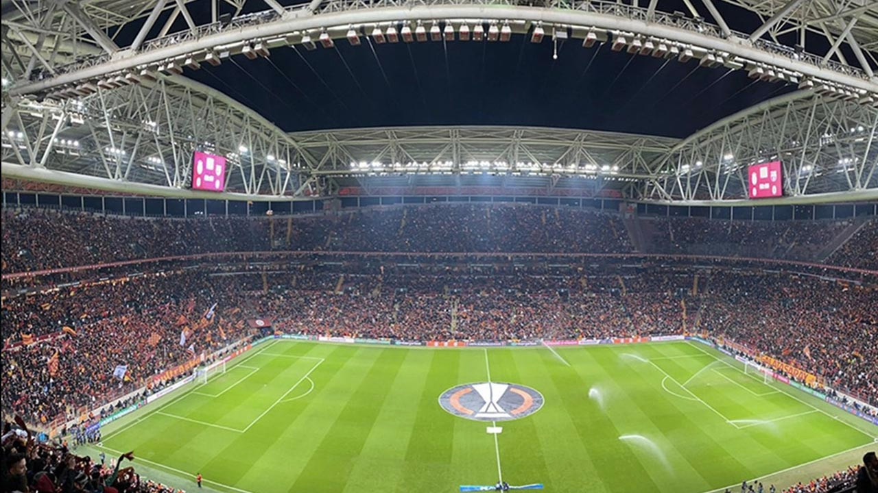 UEFA'dan Galatasaray'a ceza: 2 yıl içinde oynanacak ilk iç saha maçında geçerli olacak