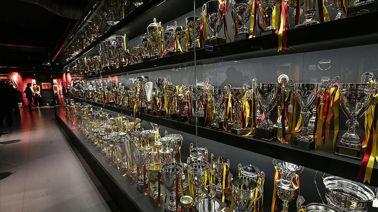 Galatasaray'dan Koç'a 28 şampiyonluk göndermesi