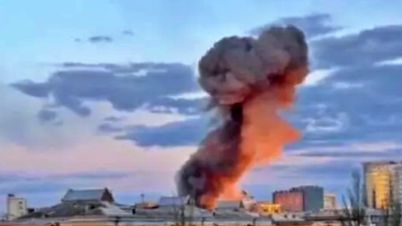 Kiev şehir merkezinde şiddetli patlama: Rusya bir binayı vurdu!