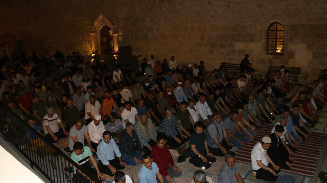 Kadir Gecesi'nde 600 yıllık camide yağmur duası