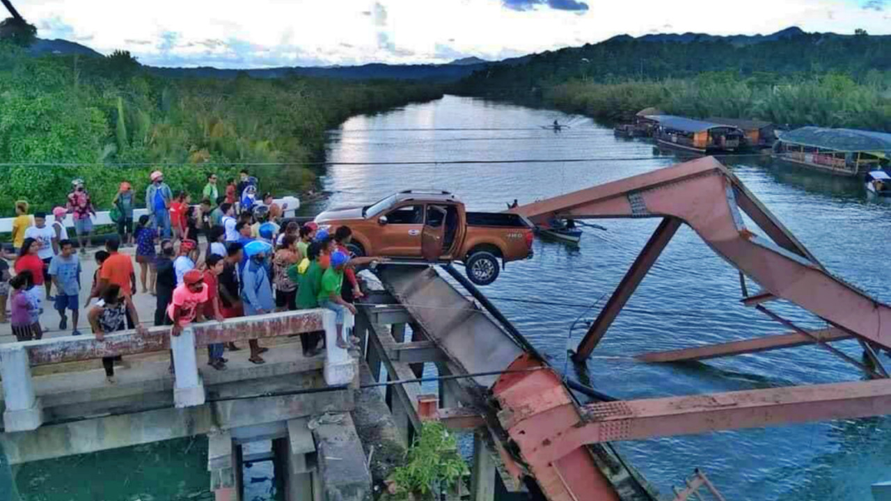 Nehrin üzerindeki köprünün çökmesiyle 11 araç suya gömüldü: 4 ölü!
