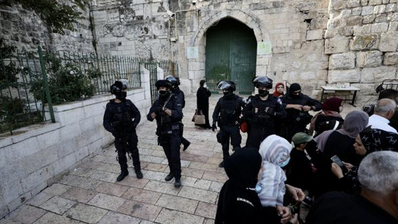 İsrail polisi, Mescid-i Aksa'ya bir kez daha saldırdı: Onlarca Filistinli yaralandı