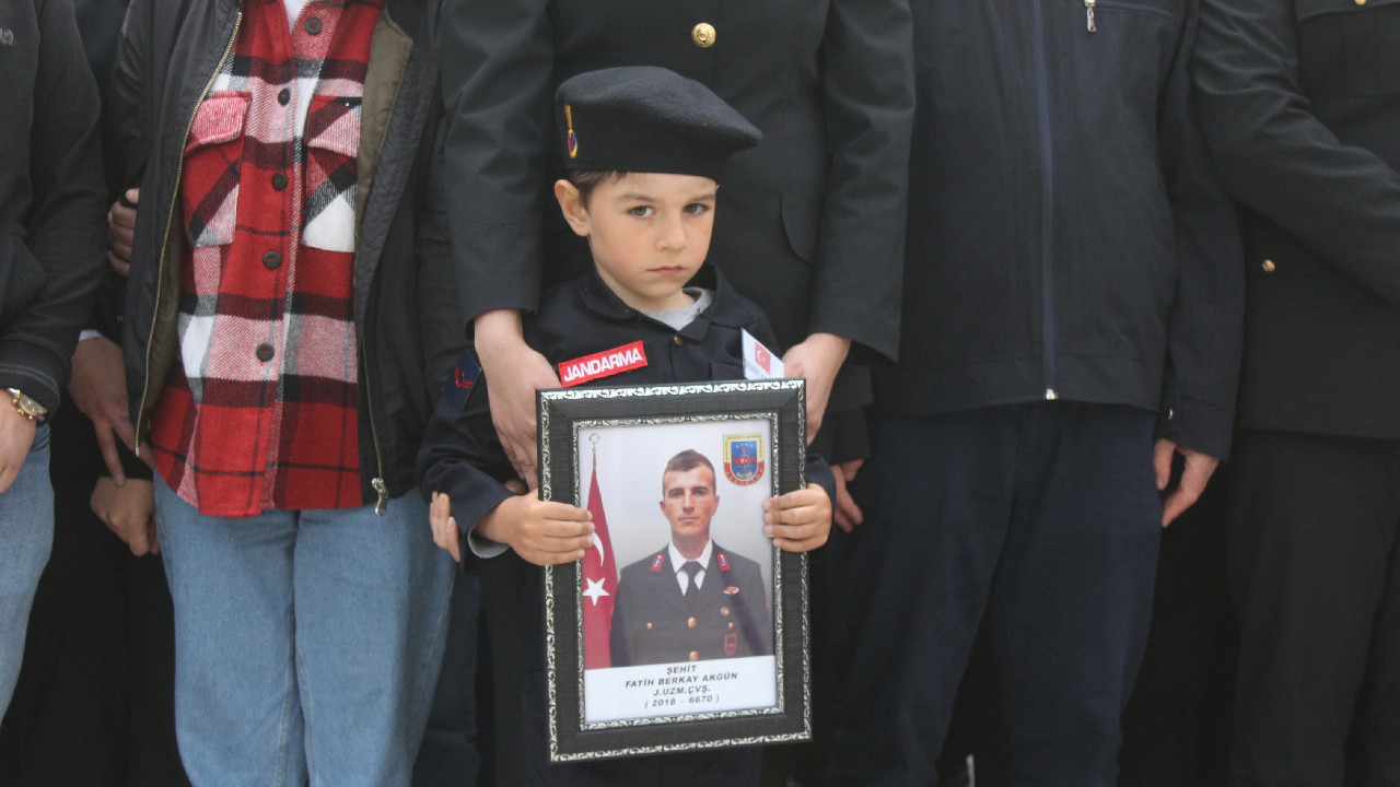 Şehit Uzman Çavuş Berkay Akgül'e son veda! 6 yaşındaki oğlu olan biteni şaşkınlıkla izledi