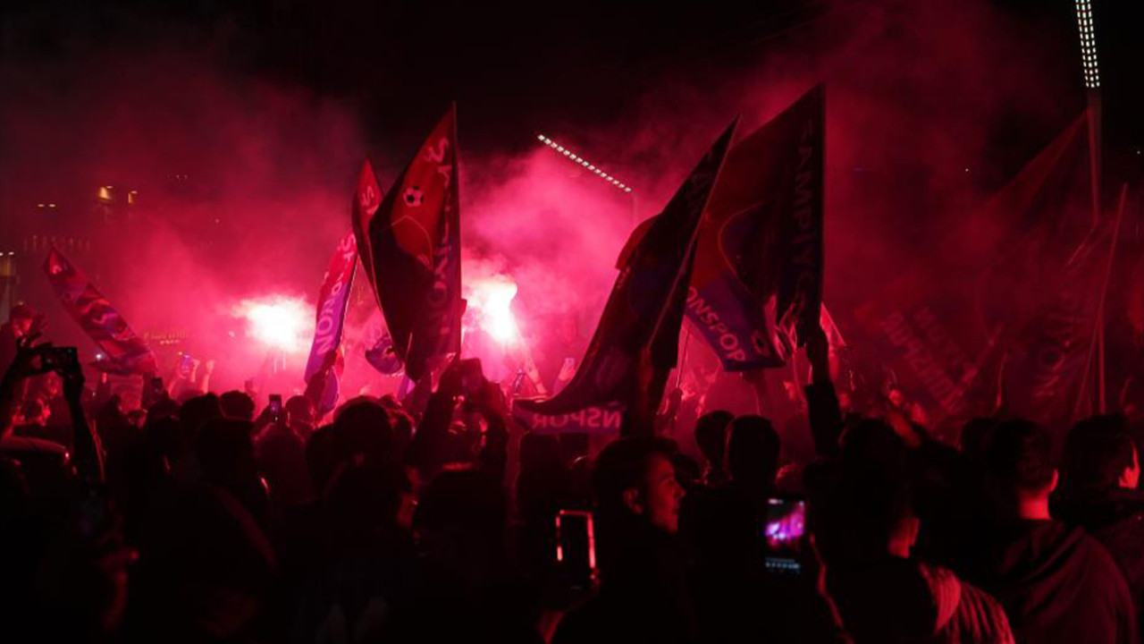 İstanbul'daki Trabzonsporlu taraftarların Taksim'deki şampiyonluk coşkusu