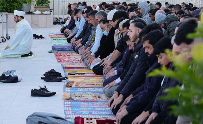 Avustralya'nın Sidney kentindeki Müslümanlar bayram namazı için camiye akın etti - Resim: 1