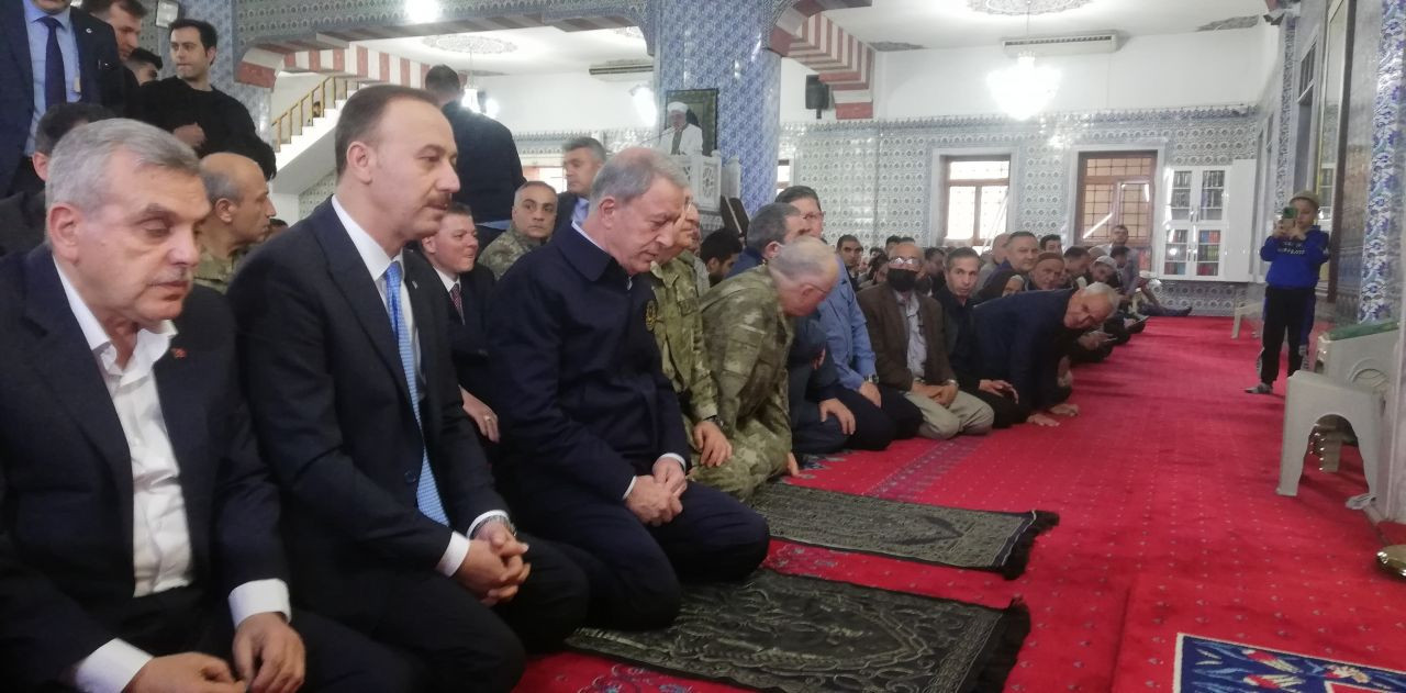 Milli Savunma Bakanı Hulusi Akar, kuvvet komutanlarıyla birlikte bayram namazını Balıklıgöl’de kıldı - Resim: 1