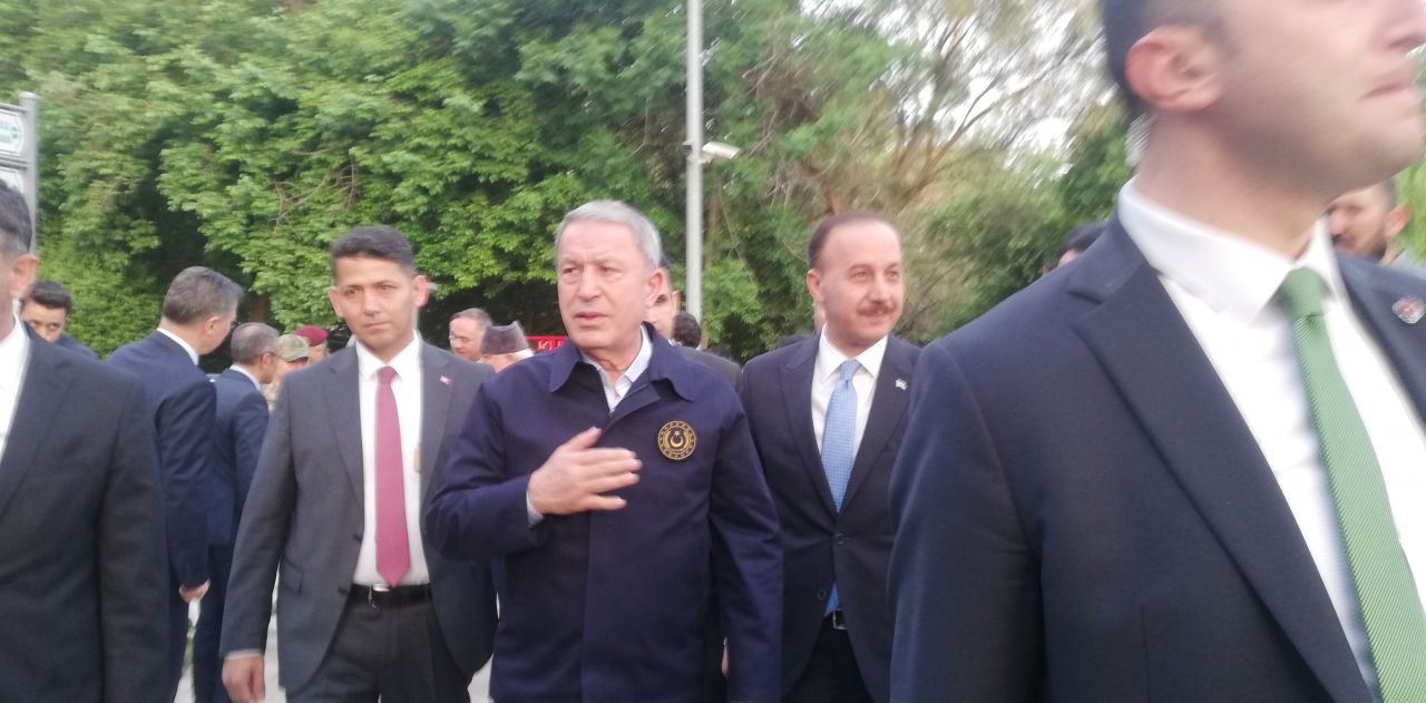 Milli Savunma Bakanı Hulusi Akar, kuvvet komutanlarıyla birlikte bayram namazını Balıklıgöl’de kıldı - Resim: 2