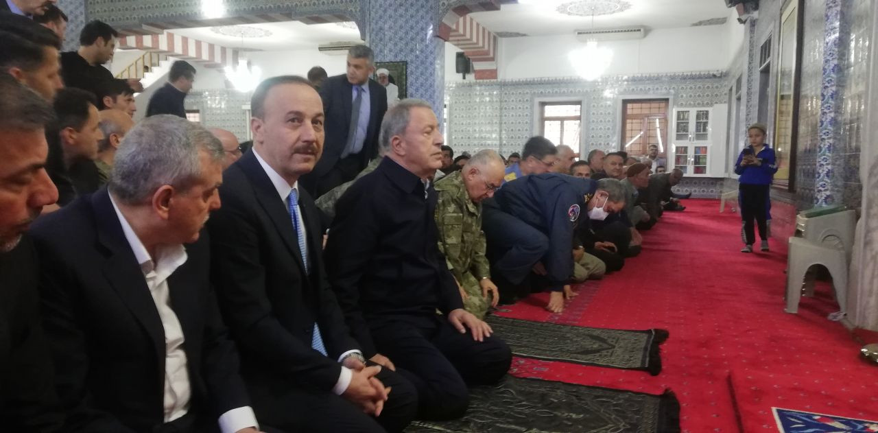 Milli Savunma Bakanı Hulusi Akar, kuvvet komutanlarıyla birlikte bayram namazını Balıklıgöl’de kıldı - Resim: 4
