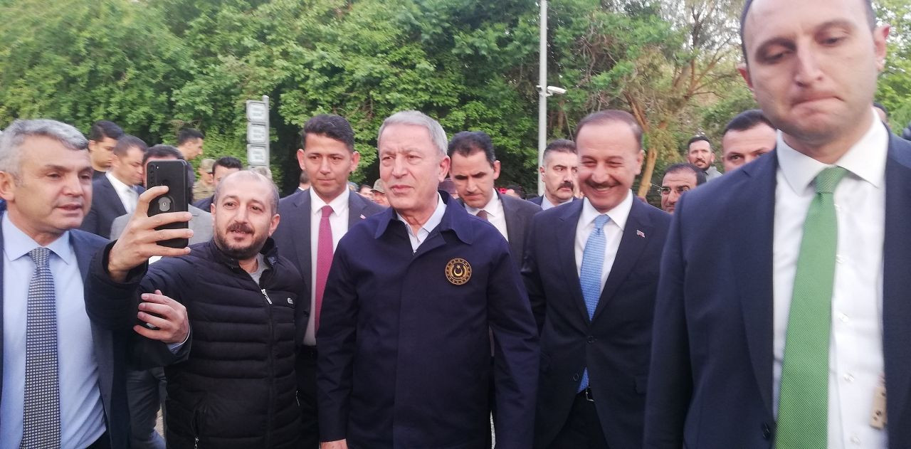 Milli Savunma Bakanı Hulusi Akar, kuvvet komutanlarıyla birlikte bayram namazını Balıklıgöl’de kıldı - Resim: 5