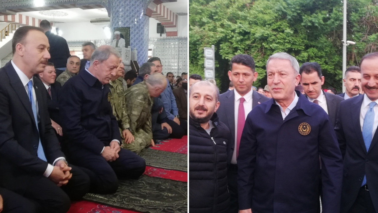 Milli Savunma Bakanı Hulusi Akar, kuvvet komutanlarıyla birlikte bayram namazını Balıklıgöl’de kıldı