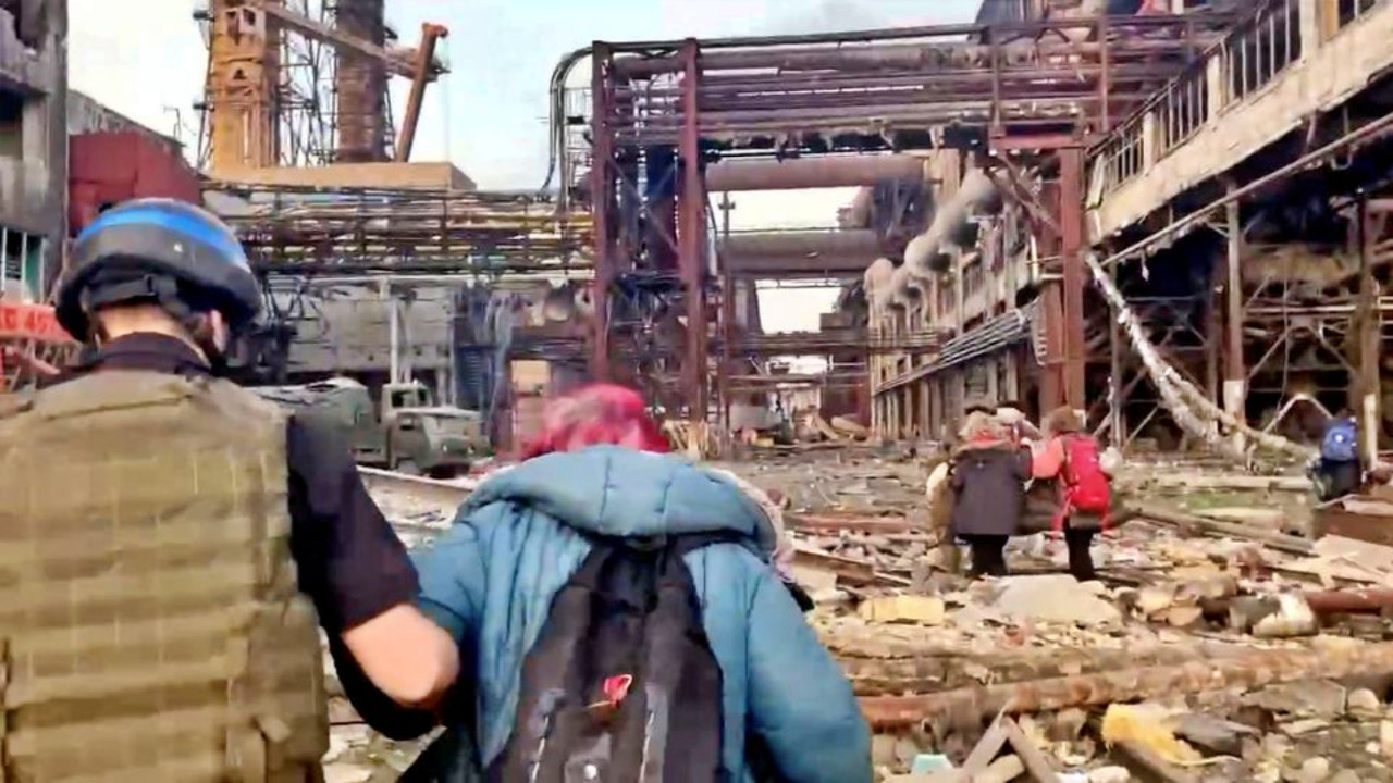 Azovstal Çelik Fabrikası'ndaki sivillerin bir kısmı tahliye edilebildi