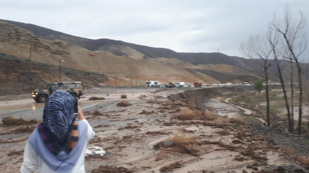 Iğdır’da yağmur sonrası heyelan: Iğdır-Erzurum yolu kapandı