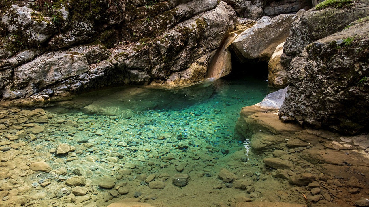 Manisa’nın Spil Dağı Milli Parkı'nda bulunan saklı kanyon güzelliğiyle büyülüyor