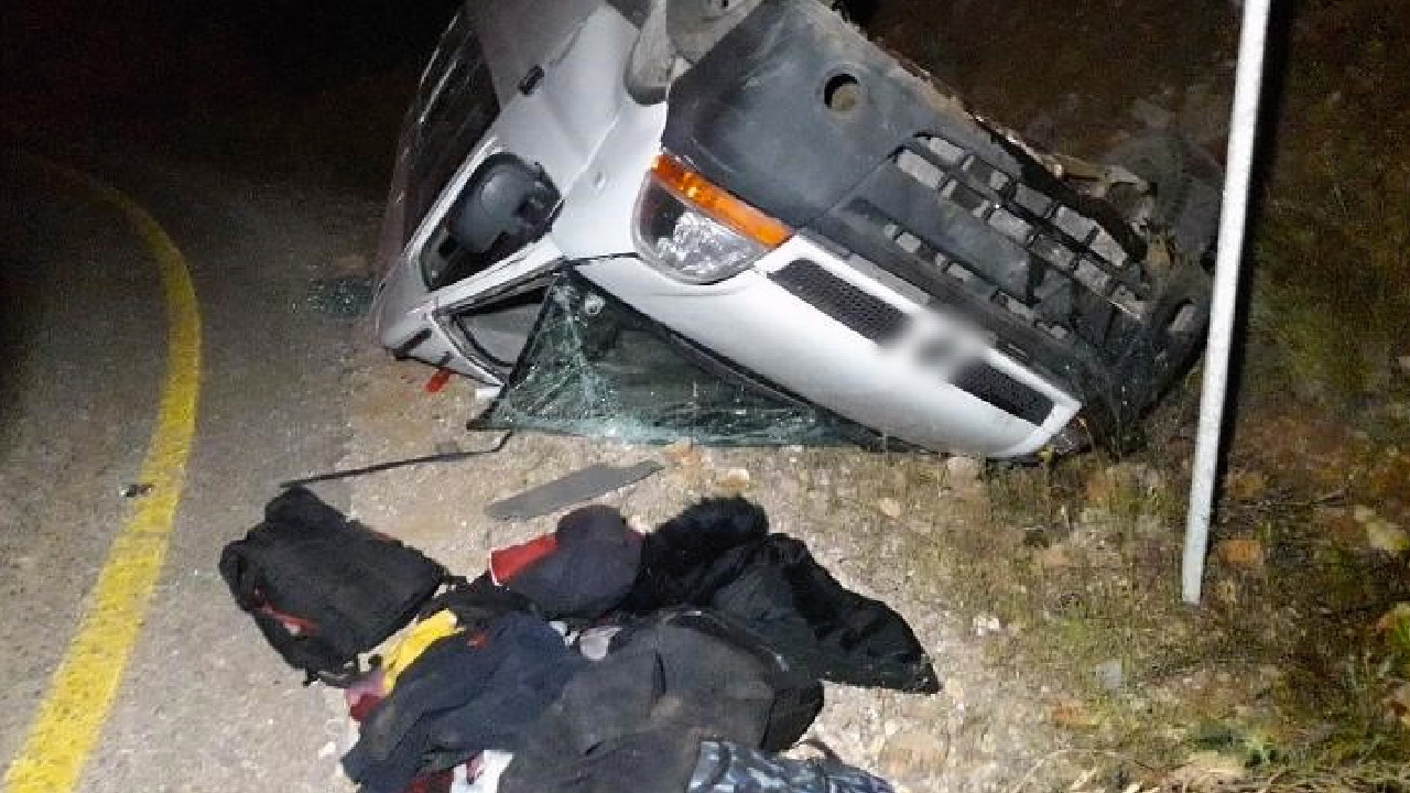 Kaza yapan minibüsten düzensiz göçmenler çıktı: 1 yaralı