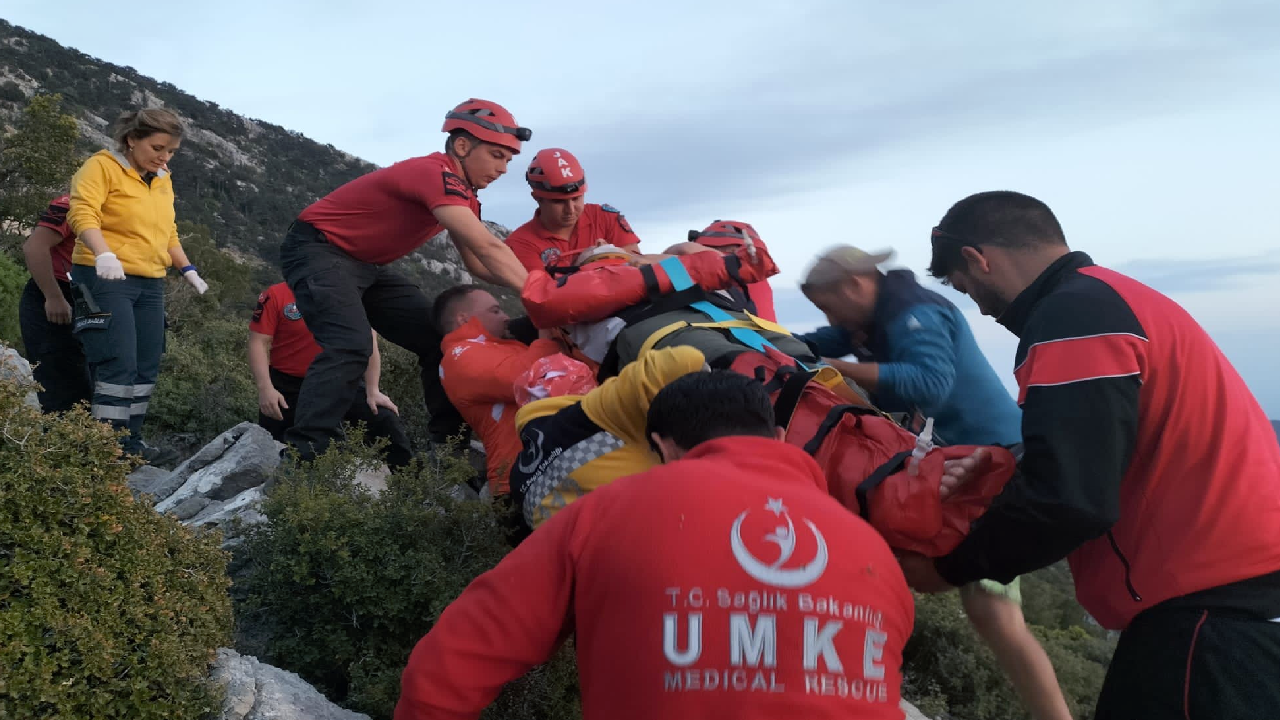 Rus turist Fethiye’de yamaç paraşütüyle kayalıklara çakıldı