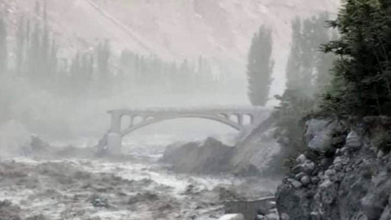 Pakistan'ın kuzeyindeki Hunza'da taşan buzul gölü köprüleri yıktı!
