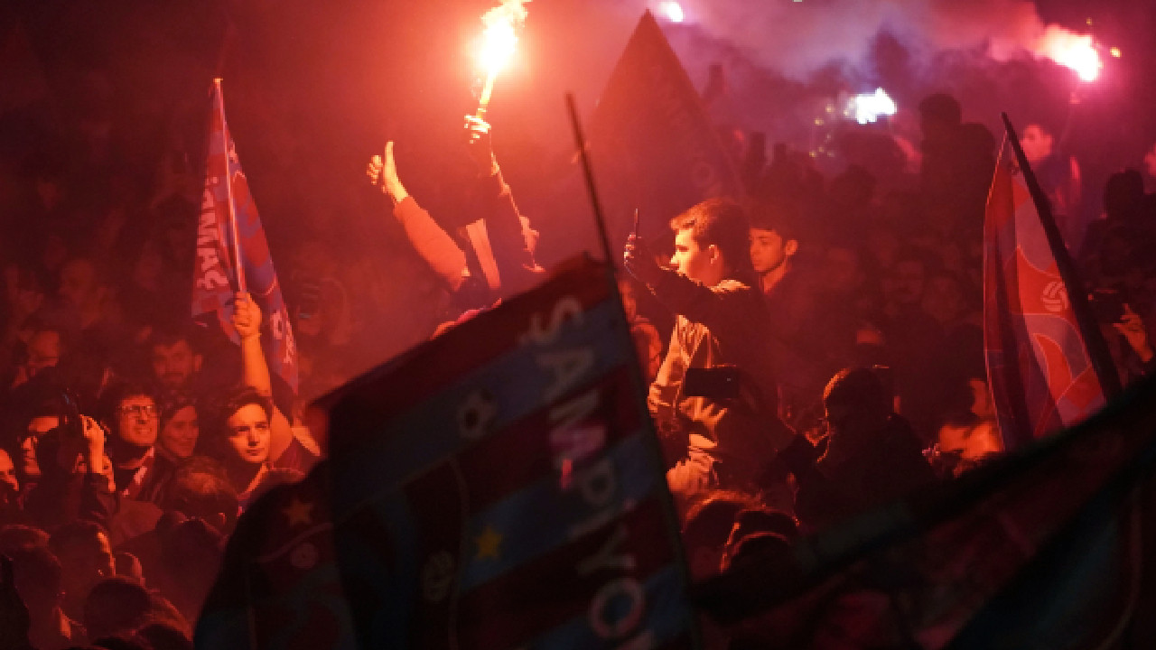 Trabzonspor'un İstanbul'daki şampiyonluk kutlamasında ışık şovu nefes kesti