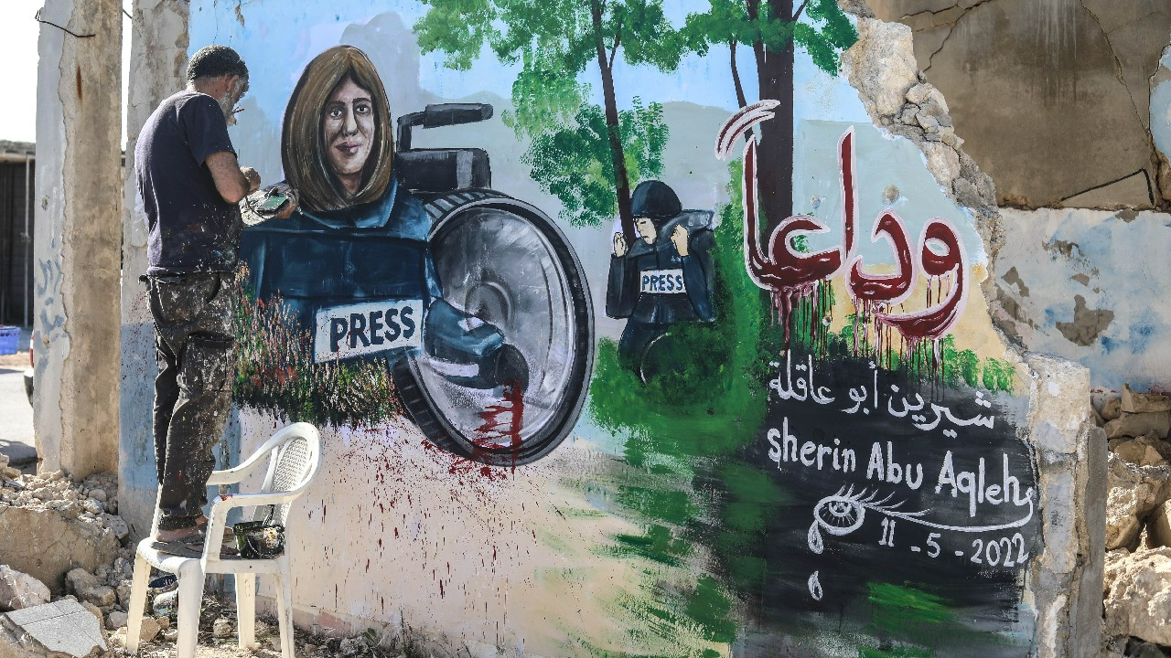 İdlibli grafiti sanatçısı, İsrail’in öldürdüğü Filistinli gazeteciyi resmetti