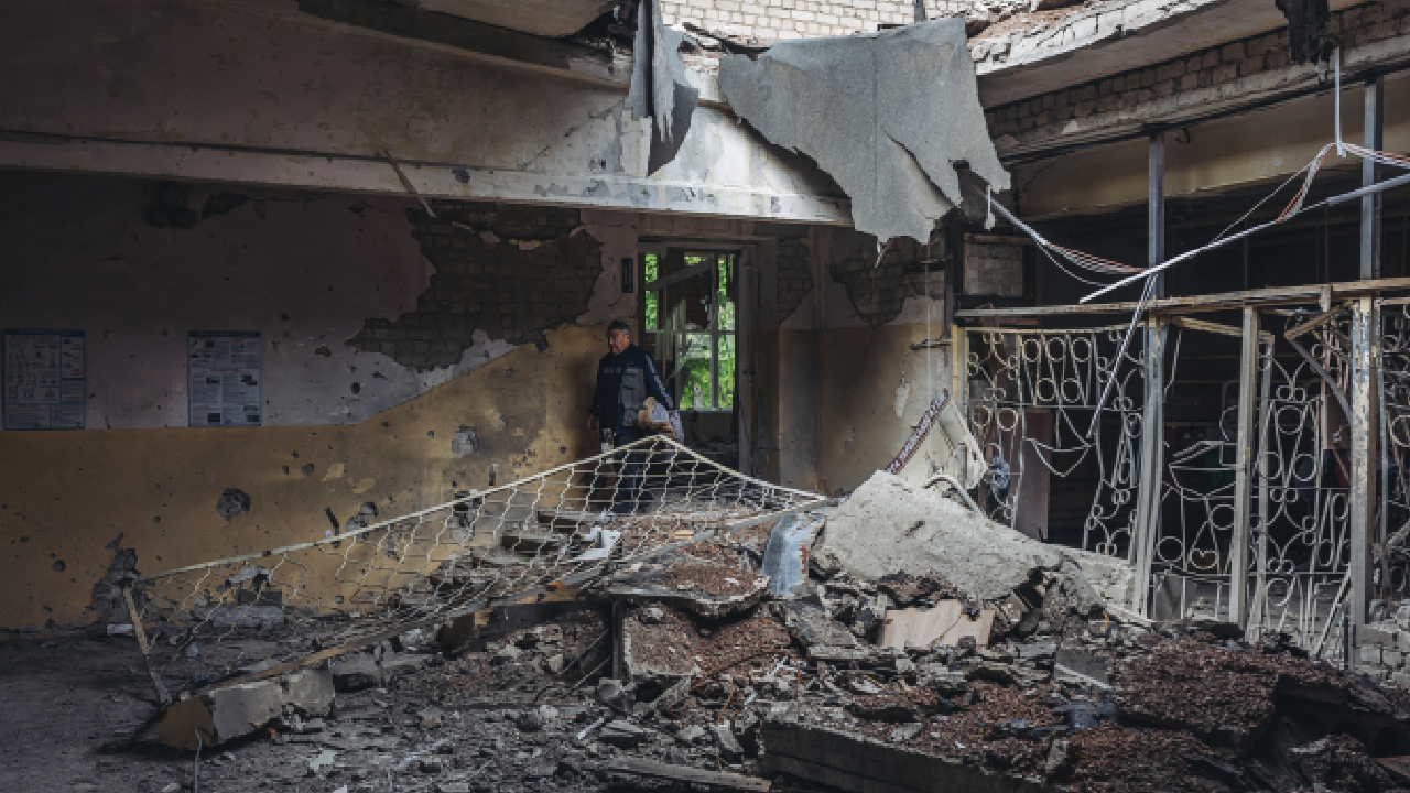 Rusya'nın saldırısı altındaki Ukrayna'da yaşam! Harkiv'de meydana gelen yıkım görüntülendi