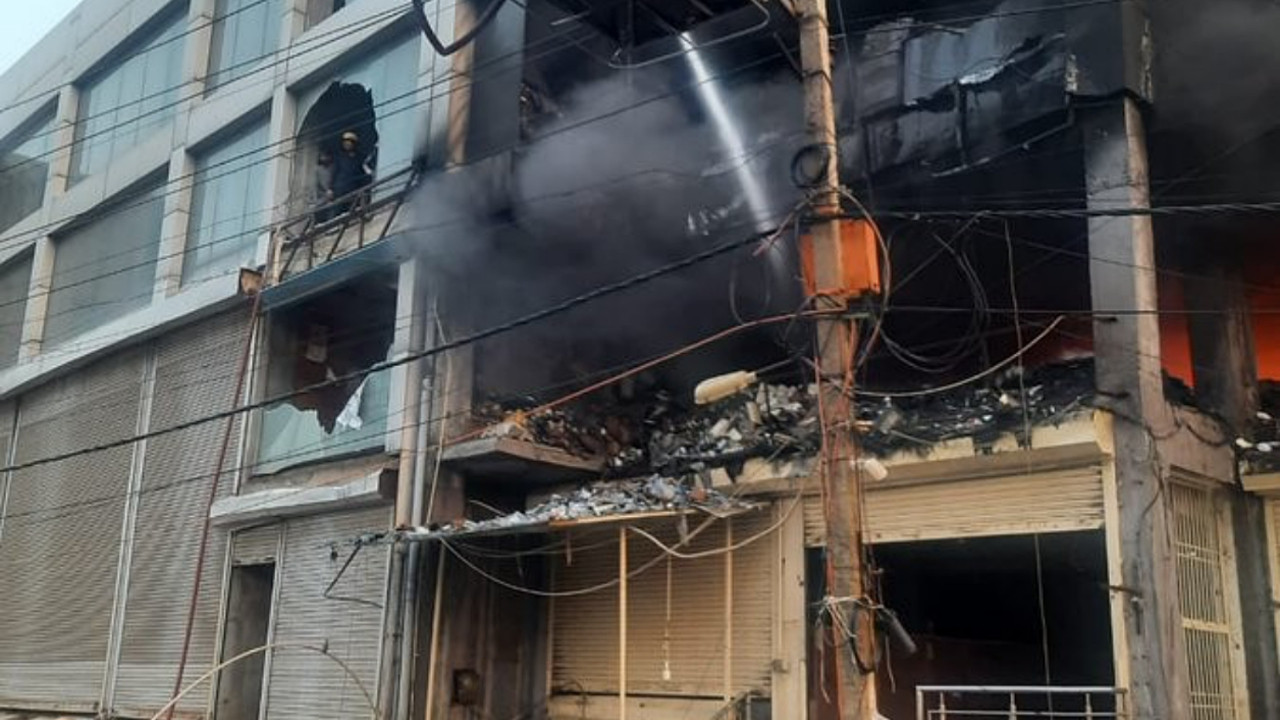 Hindistan'da bir binada çıkan yangında 26 kişi can verdi