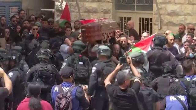 İsrail güçleri, katlettiği Al Jazeera muhabiri Şirin Ebu Akile'nin  cenazesine saldırdı: Tabutu yere düştü!