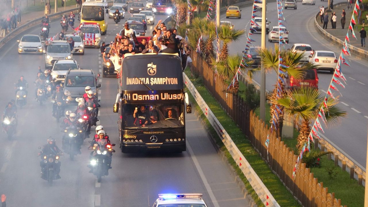 Trabzonspor kafilesi şampiyonluk kutlamaları için üstü açık otobüsle stada gitti - Sayfa 1