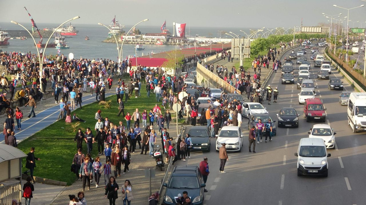 Trabzonspor kafilesi şampiyonluk kutlamaları için üstü açık otobüsle stada gitti - Sayfa 3