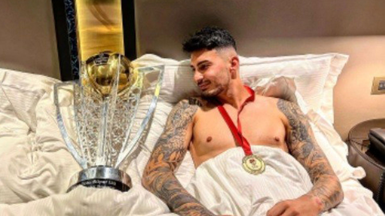 Trabzonsporlu kaleci Uğurcan Çakır, şampiyonluk kupasıyla yatakta poz verdi