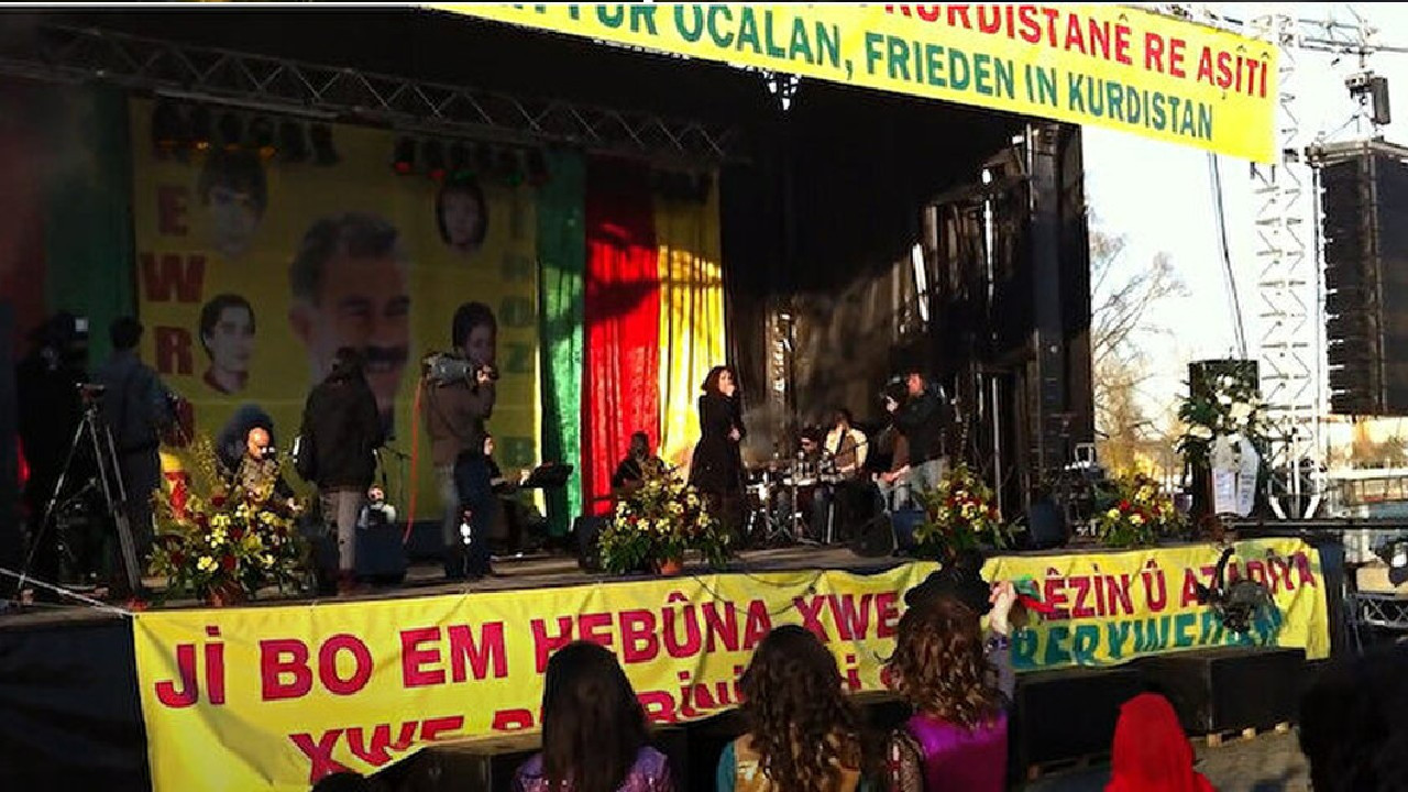 Kılıçdaroğlu, Öcalan posteri önünde konser veren Aynur Doğan'a sahip çıktı