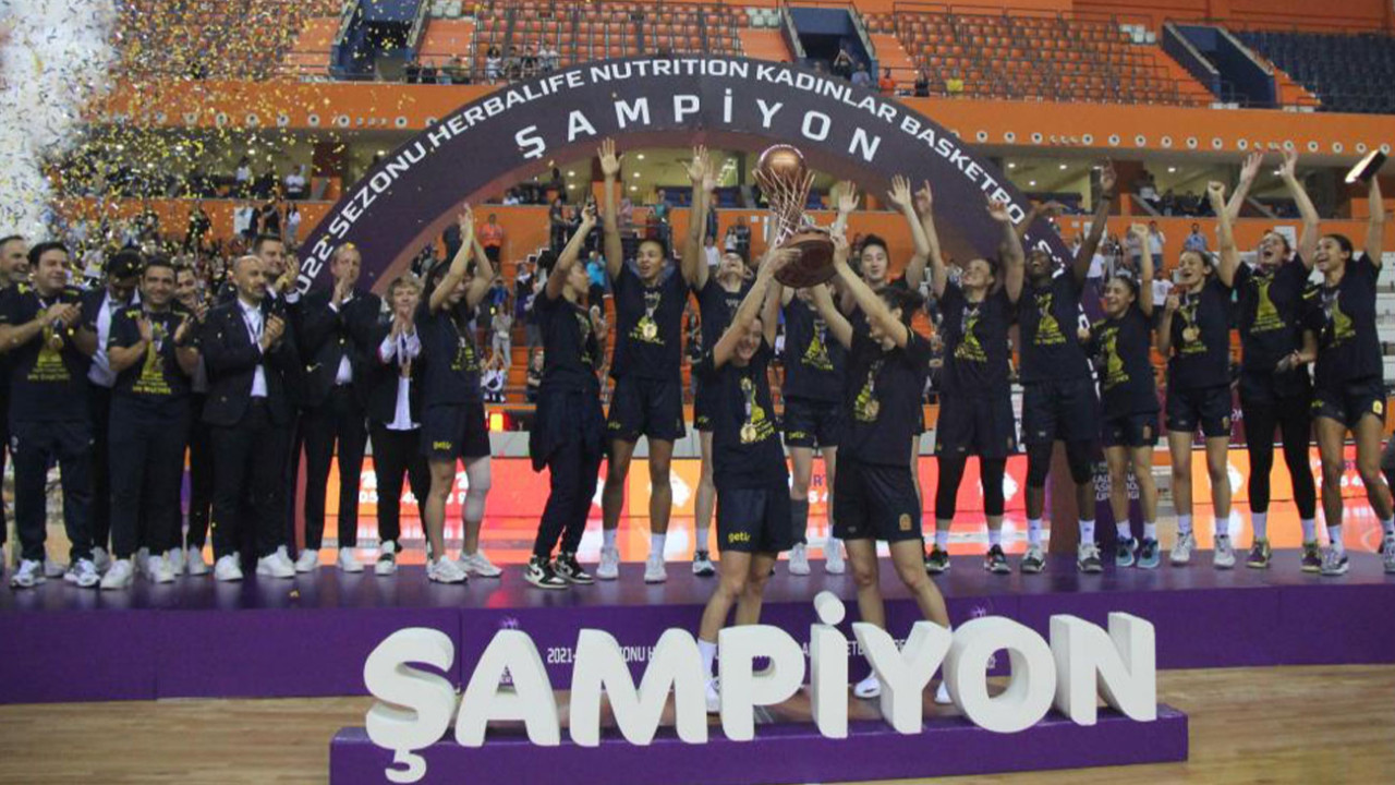 Final serisinde ÇBK Mersin Yenişehir Belediyesi'ni 3-0 ile geçen şampiyon Fenerbahçe kupasını aldı