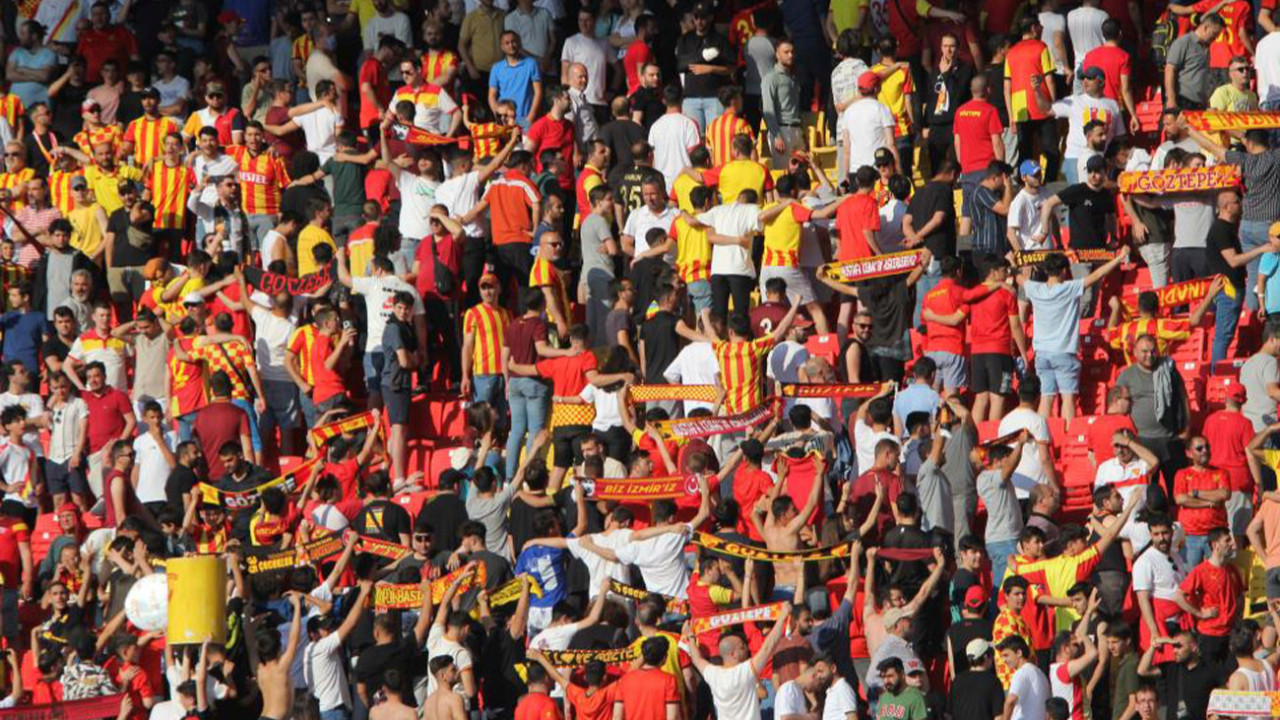 İzmir ekibi Göztepe'nin taraftarları Süper Lig'e İsyan Marşı okuyarak veda etti