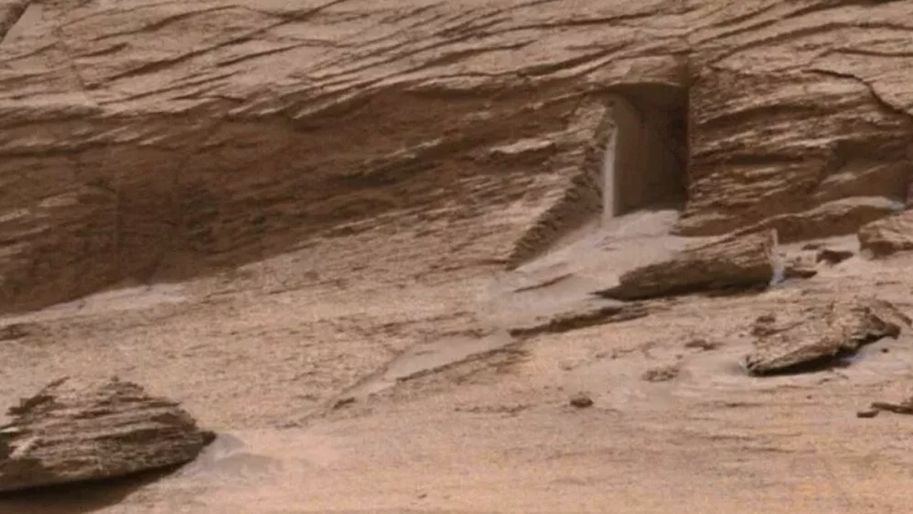 Mars'taki 'gizemli kapının sırrı ne? Bilim insanları 'çok basit' diyerek duyurdu