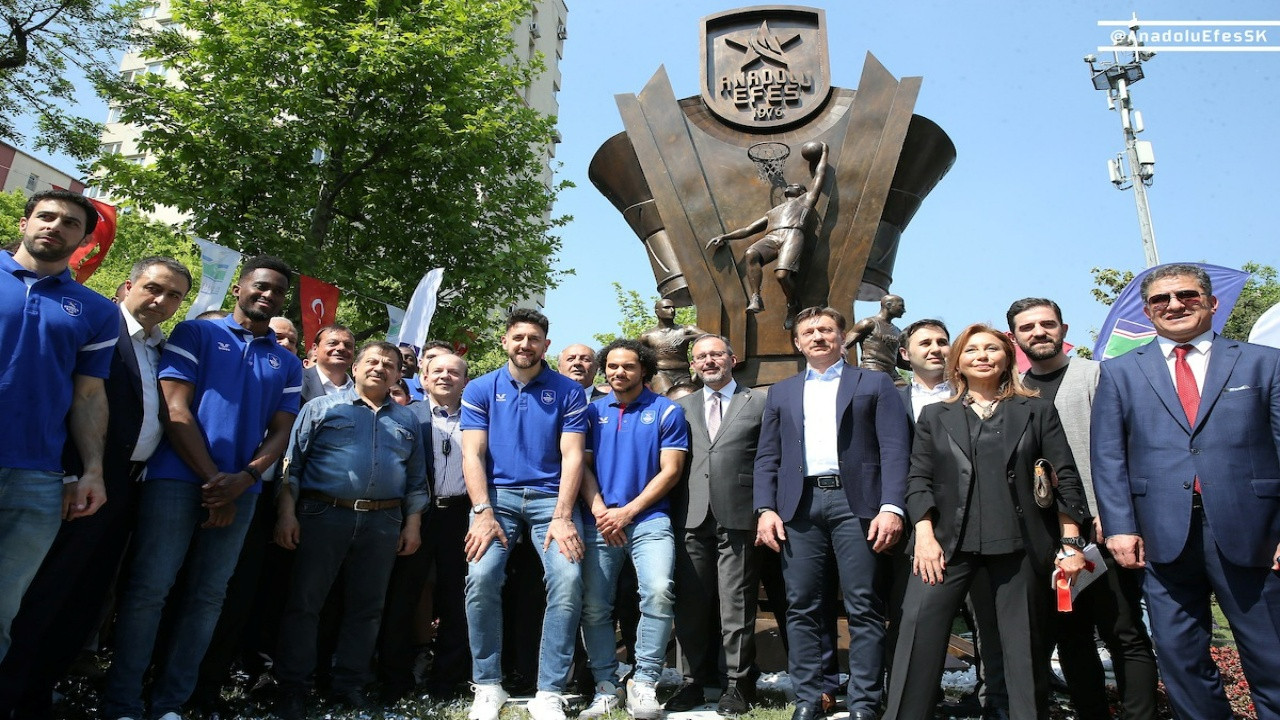 Anadolu Efes’in Euroleague şampiyonluk heykeli törenle açıldı