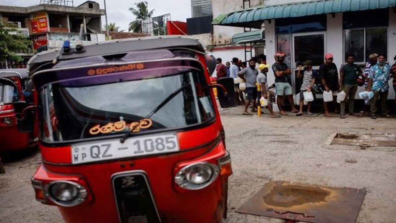 Krizle boğuşuyorlar... Sri Lanka'da bir günlük benzin stoğu kaldı