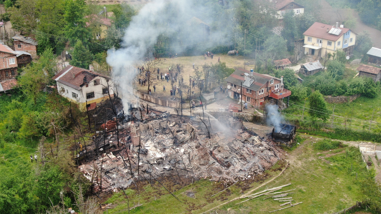 Çay hazırlamak için tüpü açık bıraktı, uykuya dalınca 4 ev yandı
