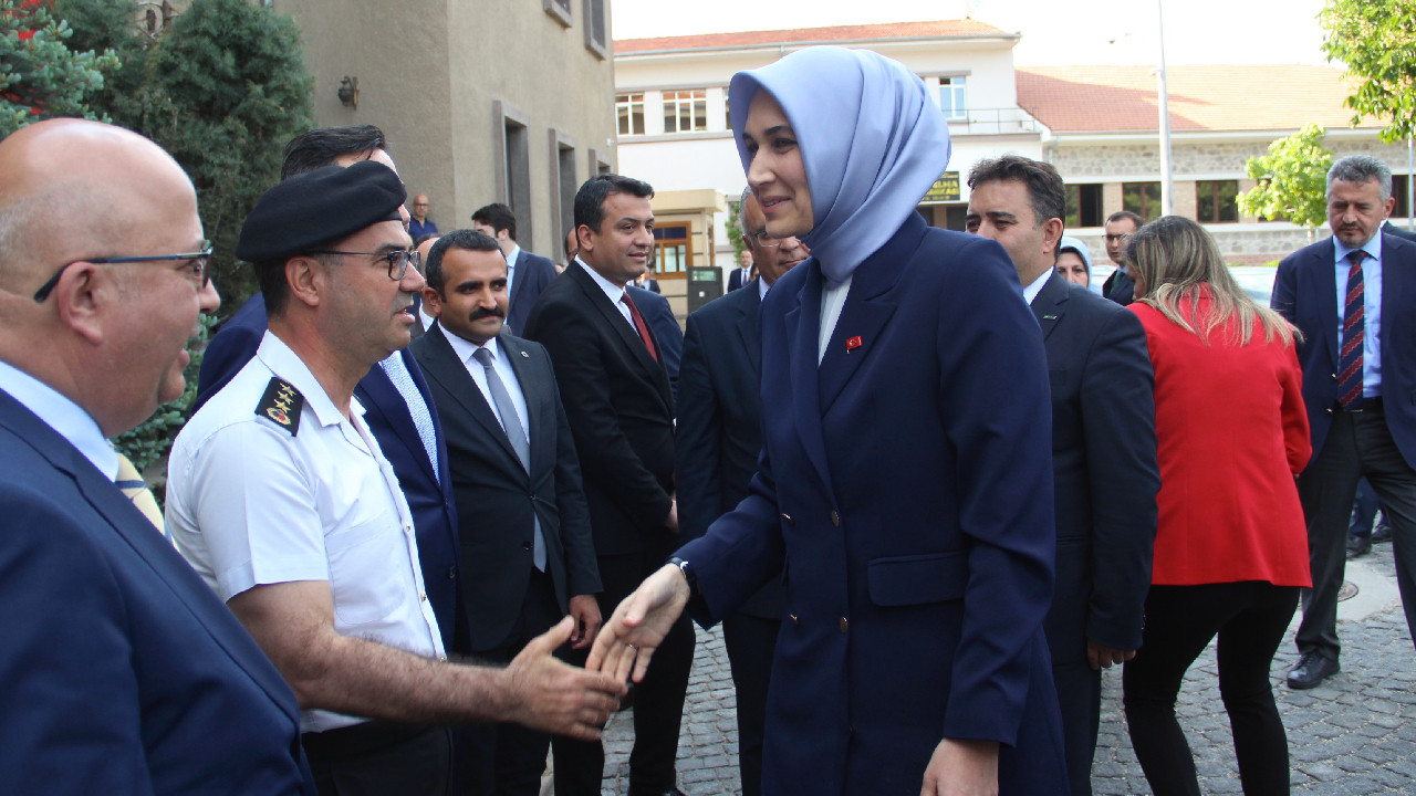 Türkiye'nin ilk başörtülü valisi Kübra Güran Yiğitbaşı Afyonkarahisar'daki görevine başladı