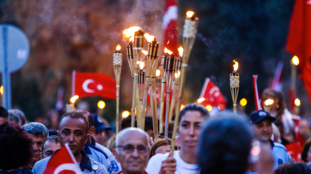 19 Mayıs coşkusu! 400 metrelik dev Türk bayrağı açıldı, görsel şölen oluştu