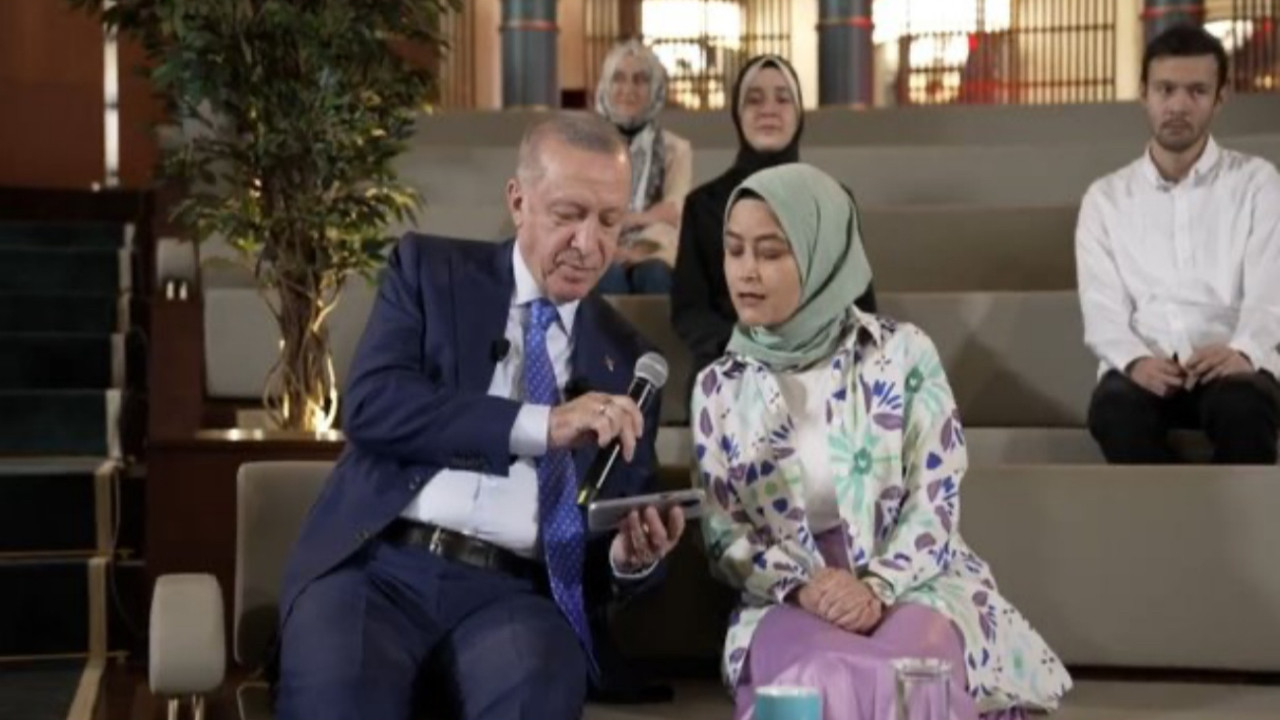 Cumhurbaşkanı Erdoğan ve üniversiteli öğrenciden Nurullah Genç şiiri