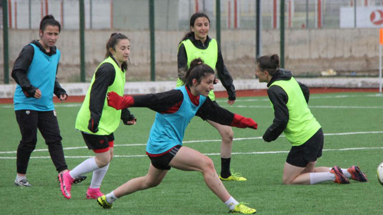 Kireçburnu ile kozlarını paylaşacak Sivasspor Kadın Futbol Takımı ligde kalmak istiyor