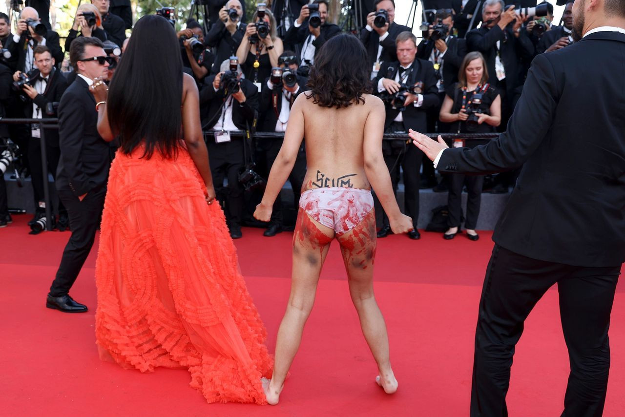 Cannes Festivali'nde çıplak protesto! Kırmızı halıyı bastı: Bize tecavüz etmeyin - Sayfa 3