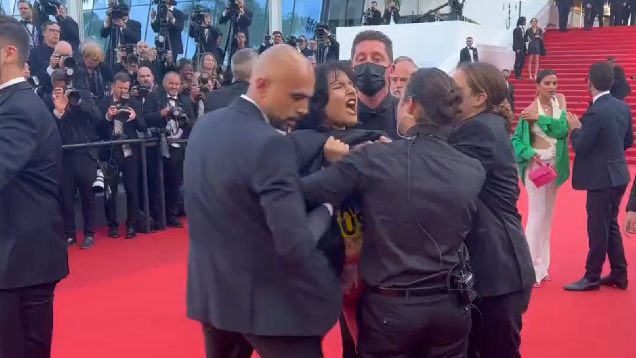 Cannes Festivali'nde çıplak eylem! Kırmızı halıyı bastı, Rus askerlerini protesto etti