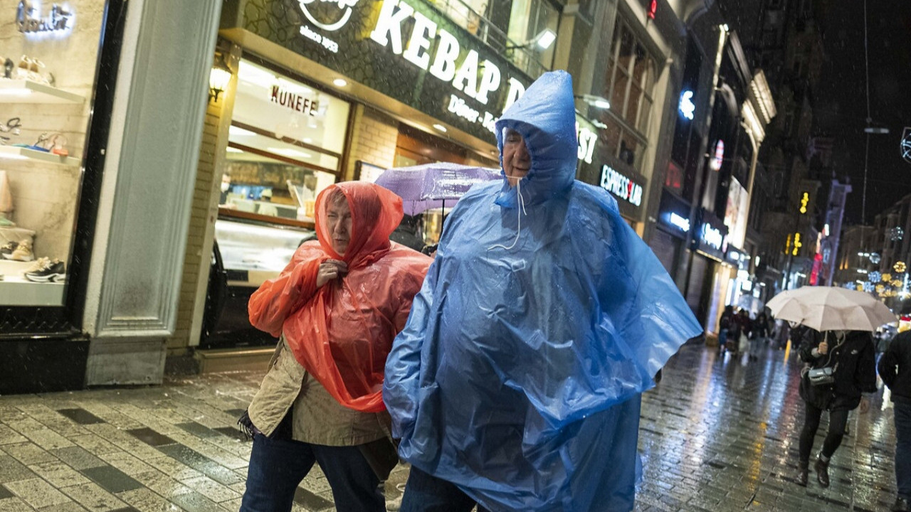 İstanbullular dikkat! Meteoroloji saat verip uyardı: Sağanak yağış geliyor!