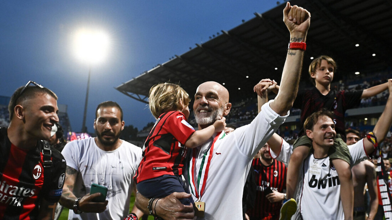 Şampiyonluk madalyasını çaldıran Milan'ın teknik direktörü Stefano Pioli'ye yenisi verilecek