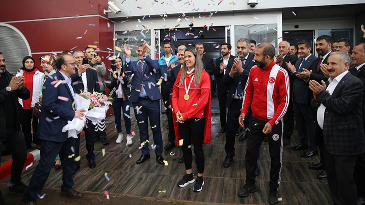 Dünya şampiyonu milli boksör Hatice Akbaş, memleketi Malatya'da ilgiyle karşılandı