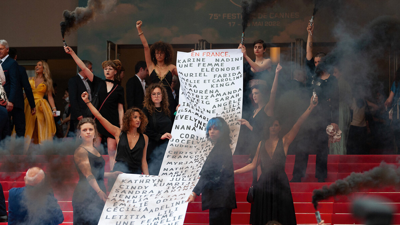 Cannes Film Festivali'nde kadın cinayetleri kırmızı halıda protesto edildi