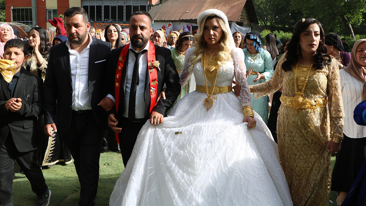 Hakkari'deki düğünde davetliler takı takma yarışına girdi: Geline 2,5 kilo altın takıldı